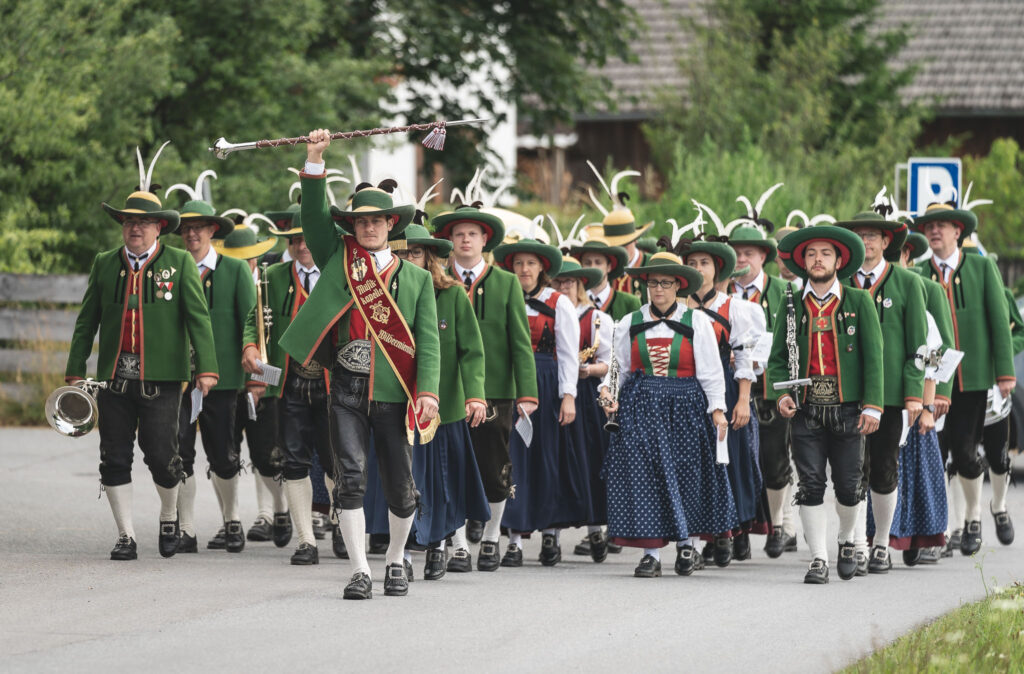 Musikkapelle Wildermieming beim Marschieren
