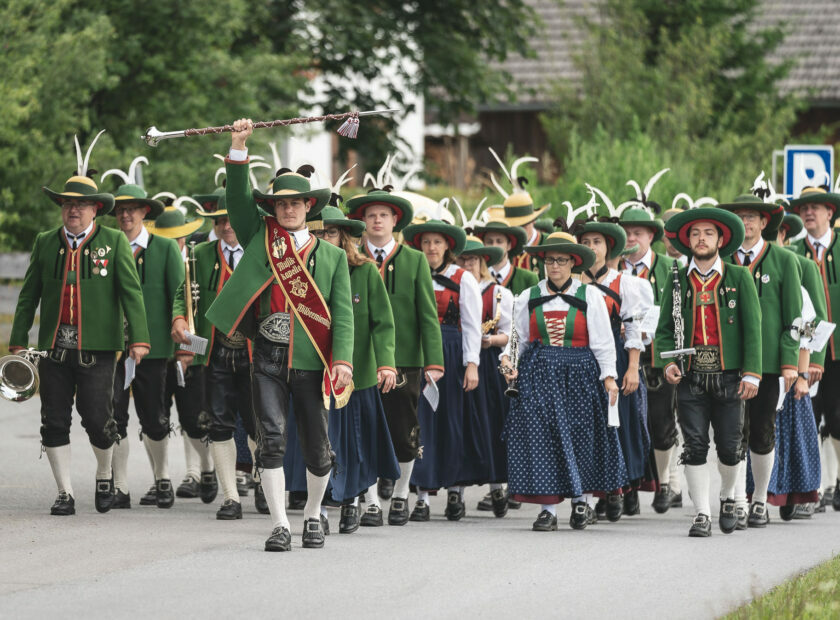 Musikkapelle Wildermieming beim Marschieren