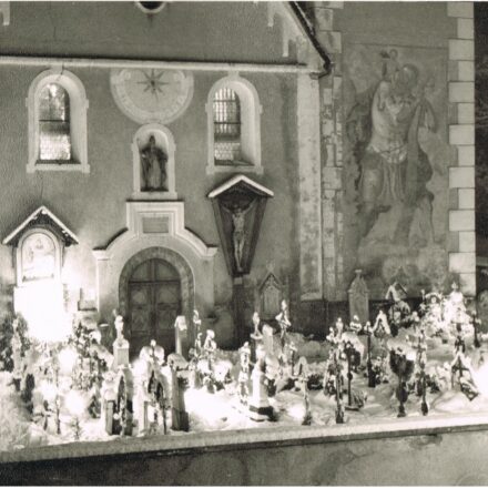 Die Pfarrkirche in Wildermieming vor der Renovierung mit Friedhof