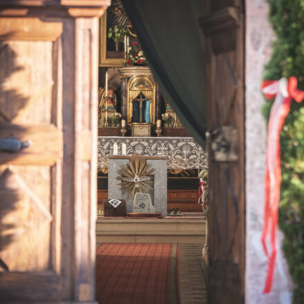 Eingang und Altar der Pfarrkirche Wildermieming