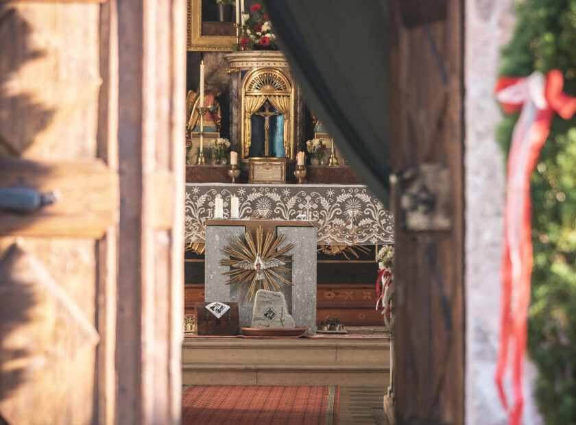 Eingang und Altar der Pfarrkirche Wildermieming