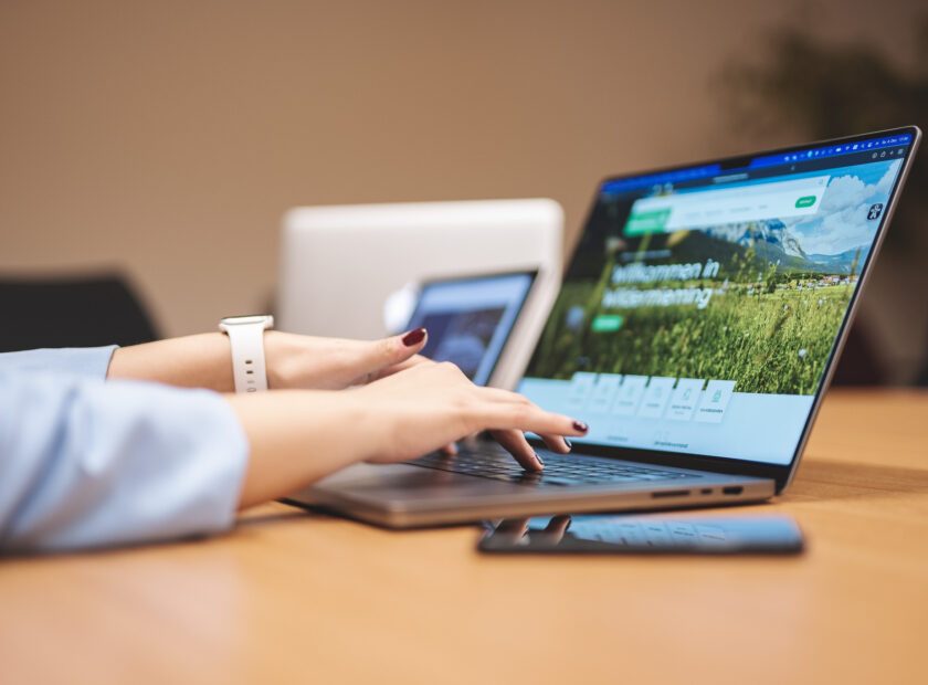 Neue Website am Notebook