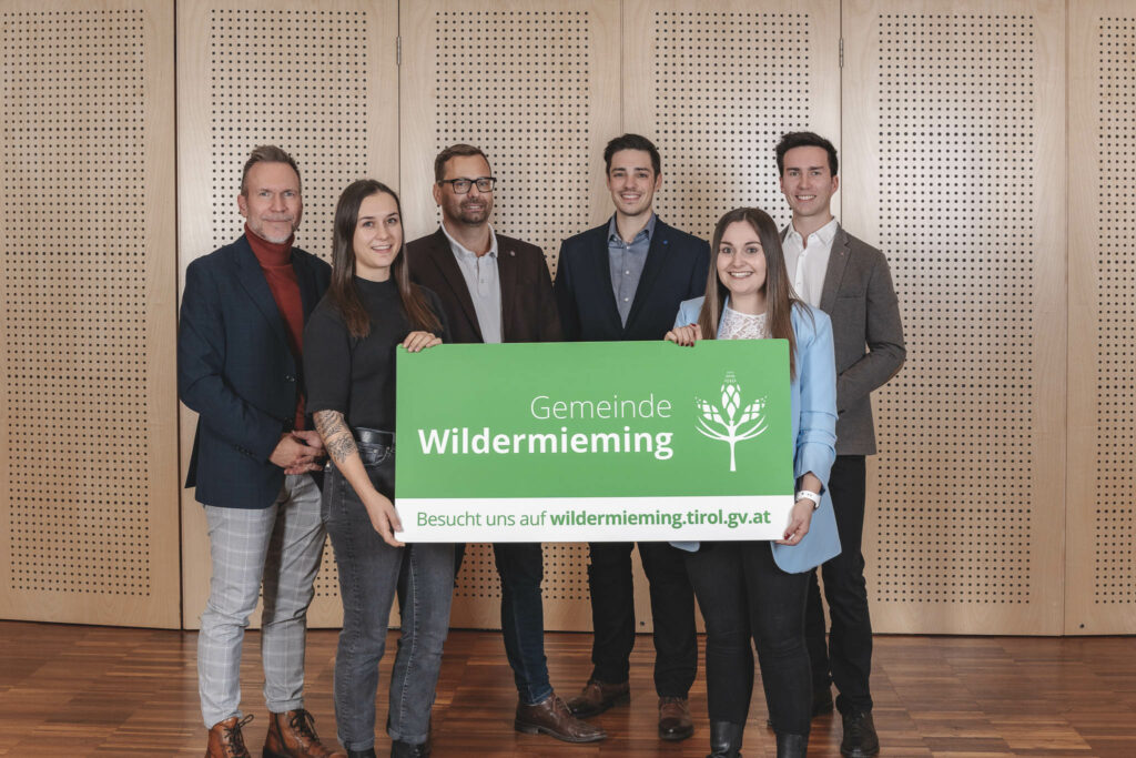 Das Kernteam der neuen Website bei der symbolischen Schlüsselübergabe.
Von Links: Mario Moser, Yvonne Zangerl, Matthias Fink, Clemens Lutz, Anja Brugg, Claudio Jäger.